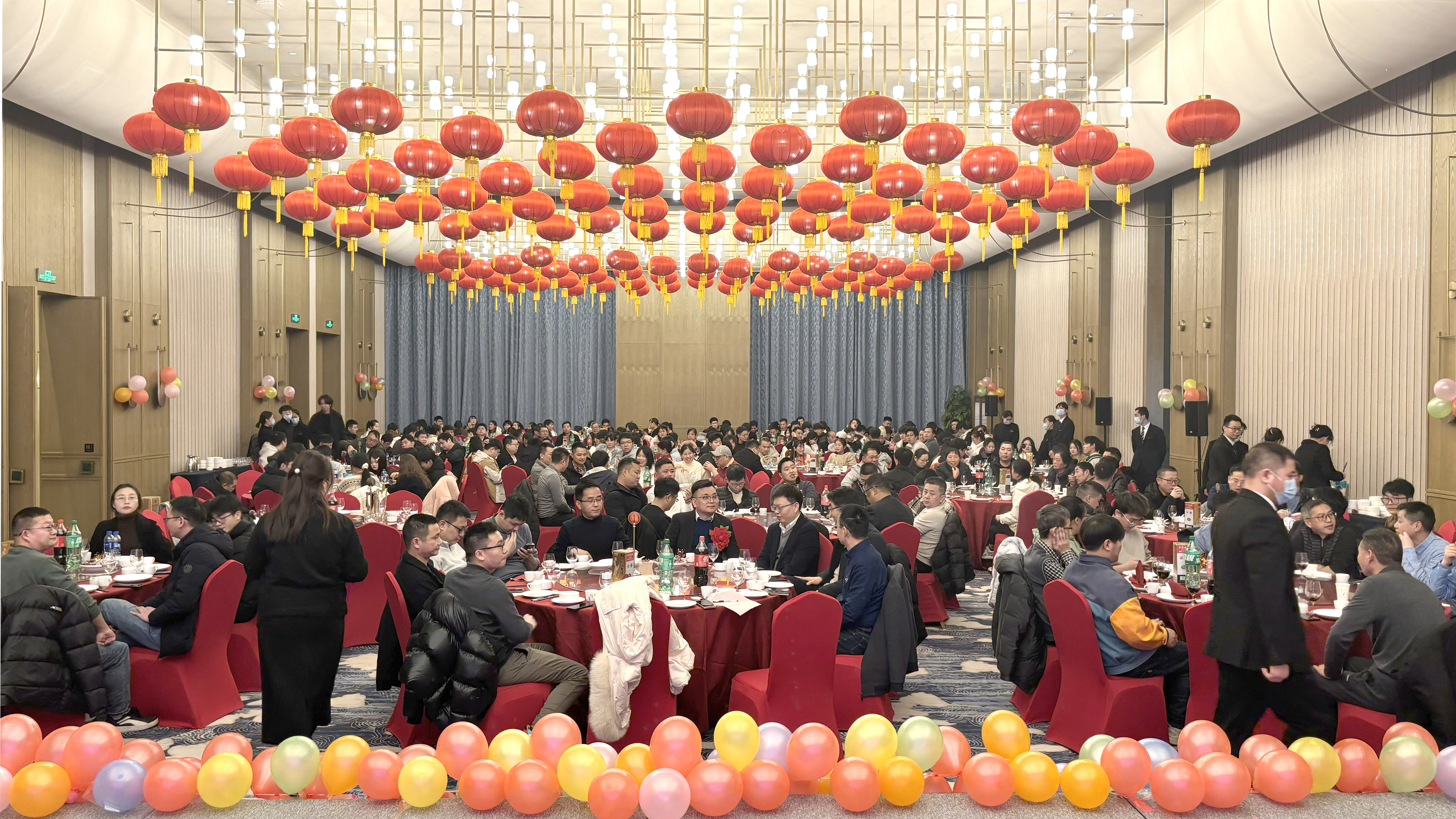 乘风破浪创佳绩 继往开来铸辉煌  bb贝博中国官网微2023年度表彰大会暨2024年迎春晚会胜利召开